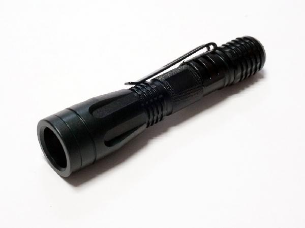 La vérification stylo pratique de temps de travail du blanc IP67 de la batterie 2AAA résistante saline légère chaude de vente du long petit a mené la torche
