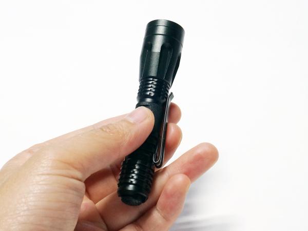La vérification stylo pratique de temps de travail du blanc IP67 de la batterie 2AAA résistante saline légère chaude de vente du long petit a mené la torche
