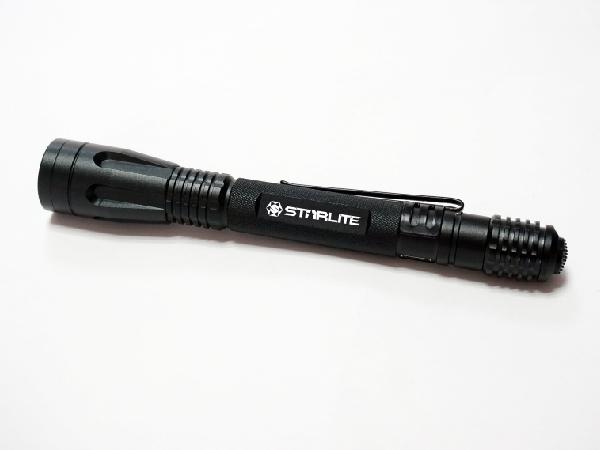 La vérification stylo pratique de temps de travail du blanc IP67 de la batterie 2AAA résistante saline légère chaude de vente du long petit a mené la torche