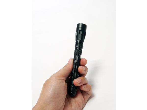 La vérification stylo pratique de temps de travail du blanc IP67 de la batterie 2AAA résistante saline légère chaude de vente du long petit a mené la torche