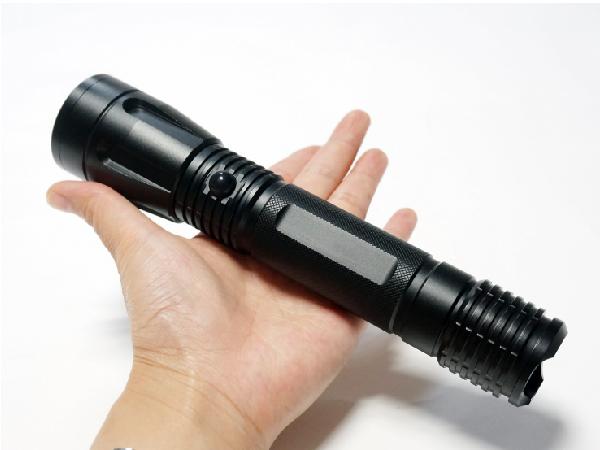 Vérification de la torche menée par stylo pratique résistant salin léger chaud de temps de travail du blanc IP67 de la batterie 2AAA de vente long petit