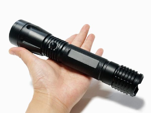 Vérification de la torche menée par stylo pratique résistant salin léger chaud de temps de travail du blanc IP67 de la batterie 2AAA de vente long petit