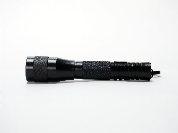 La vérification stylo pratique de temps de travail du blanc IP67 de la batterie 2AAA résistante saline légère chaude de vente du long petit a mené la torche