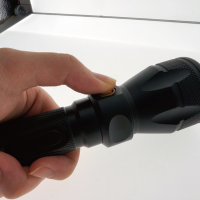 Lampe-torche de plongée tenue dans la main dure de LED 600 lumens avec le commutateur de bouton poussoir