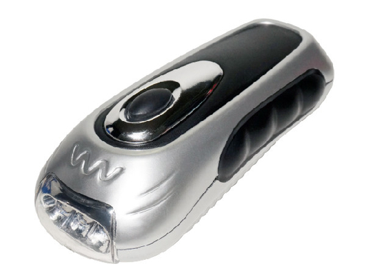 Individu rechargeable chargeant la lampe-torche menée de dynamo, lampe-torche en plastique de manivelle de dynamo
