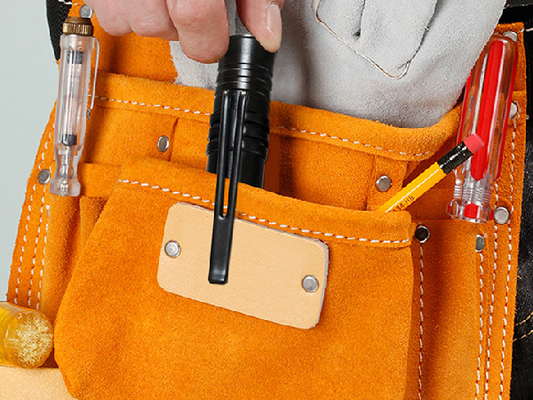 Le lumen du ménage 130 a mené luminosité de taille de main de lampe-torche l'intense avec l'agrafe de stylo