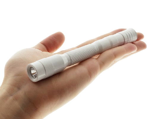 Petit IPX4 coloré a mené la couleur personnalisable de Shell de lampe-torche de stylo de poche