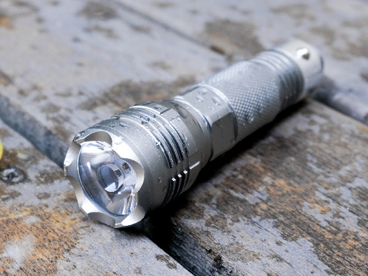 Lampe-torche rechargeable tactique de secours, lampe-torche lumineuse superbe rechargeable