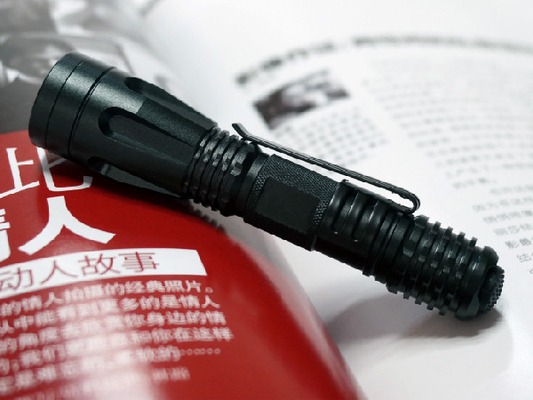 Le ménage IPX7 imperméabilisent le commutateur de bouton poussoir tactique mené par Cree de lampe-torche