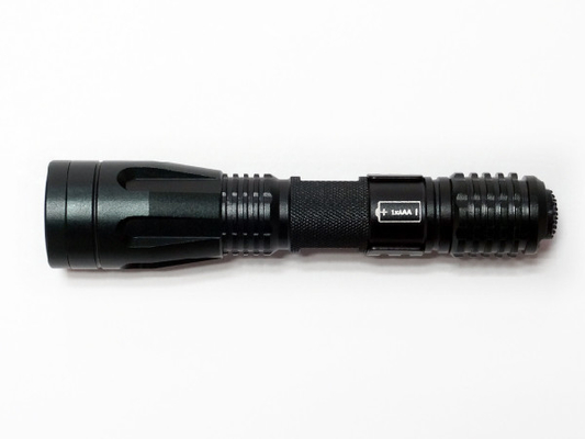 Le ménage IPX7 imperméabilisent le commutateur de bouton poussoir tactique mené par Cree de lampe-torche
