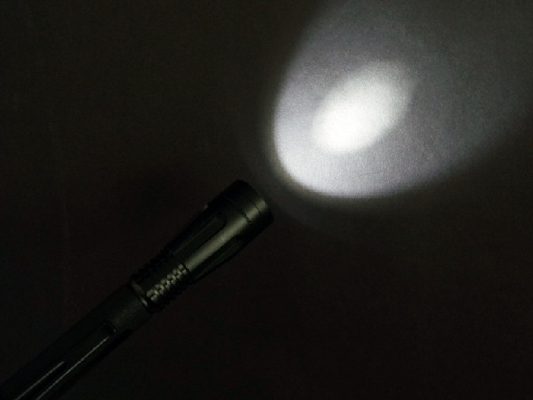 type plat matériel de lentille de lampe-torche de stylo de LED gravé par 2aaa de corps d'alliage d'aluminium