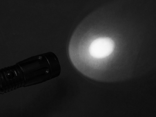 La torche électrique menée par couleur noire, autodéfense a mené le design industriel de lampe-torche
