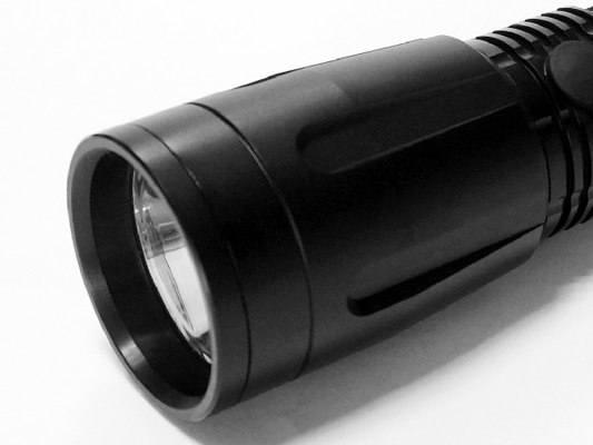 Lampe-torche de sécurité de police de puissance élevée, lampe-torche tactique adaptée aux besoins du client de police