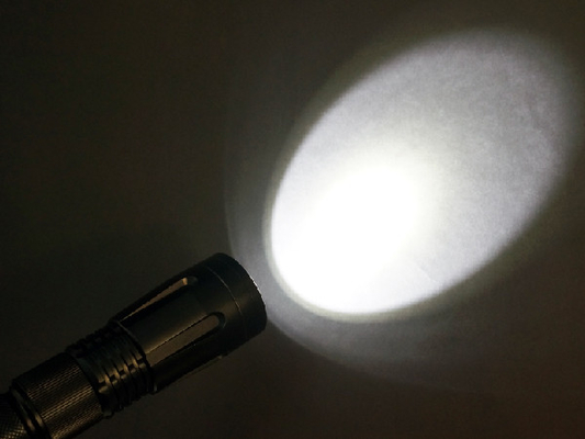 Type rechargeable lumens élevés de lampe-torche extérieure personnelle de l'autodéfense LED