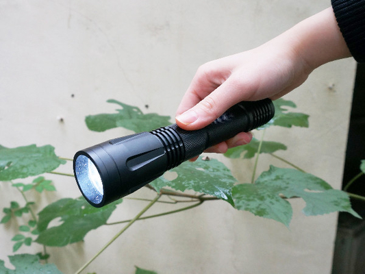 Autodéfense tactique 6400K LED de lampe-torche rechargeable de 18650 batteries