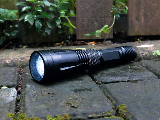 Couleur militaire rechargeable de noir de catégorie de la lampe-torche IPX7 de l'autodéfense LED
