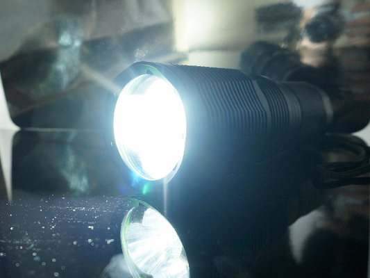 Lampe-torche rechargeable IP67 du lumen élevé LED imperméable pour la sécurité