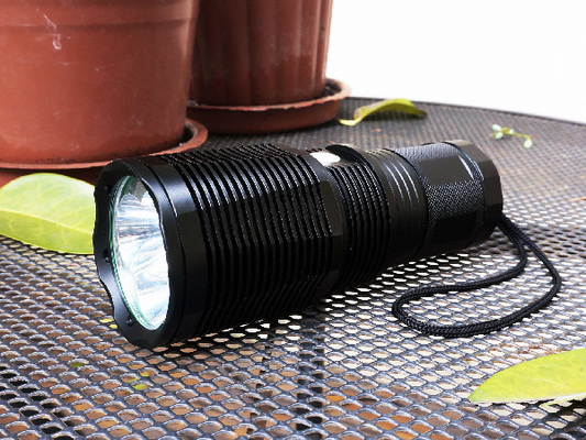 La lampe-torche extérieure IPX7 de 3000 lumens LED imperméabilisent 6400K avec la courroie de main