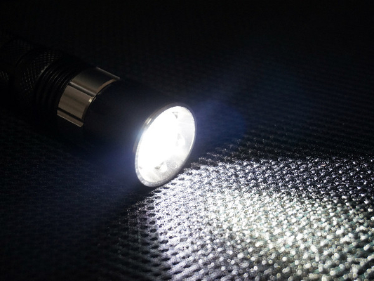 Type plat résistance de lentille de lampe-torche du sapeur-pompier LED d'intense luminosité à l'impact de 1m