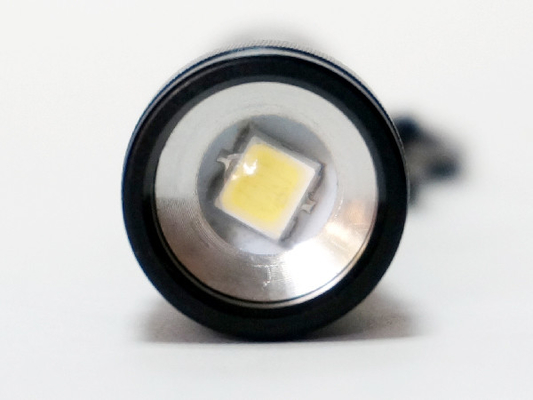 Lampe-torche chaude du blanc LED Keychain de mini bourdonnement avec 1 * pile sèche de D.C.A.