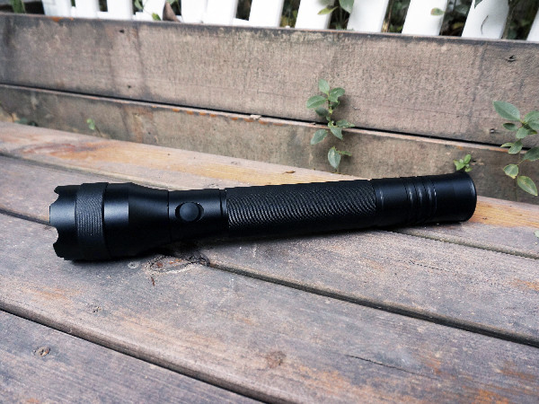 Le lumen Shell noir de la lampe-torche 1500 de sécurité du Cree LED d'alliage d'aluminium colorent