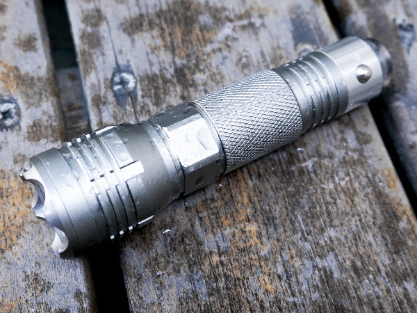 Couleur électronique multifonctionnelle de gris en métal de Temp de couleur de la lampe-torche 6400K d'EDC LED