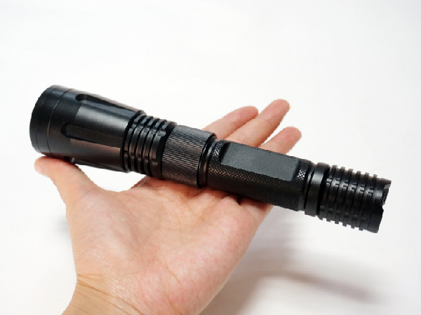 Type rechargeable lumens élevés de lampe-torche extérieure personnelle de l'autodéfense LED