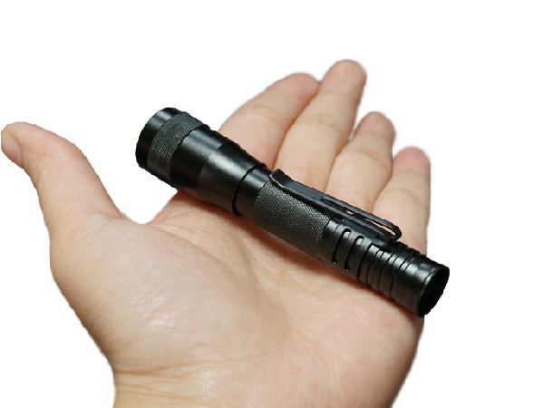 Distance imperméable de poutre de l'intense luminosité 46m de lampe-torche noire de la couleur D.C.A. Keychain