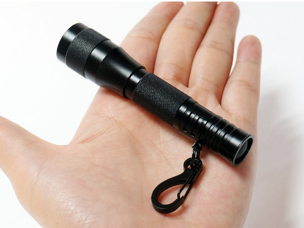 Petite couleur noire matérielle extérieure lumineuse d'alliage d'aluminium de Keychain de lampe-torche de LED